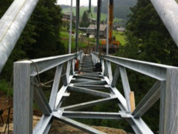 Juli 2012, Einbau Hängebrücke, Amden (SG)