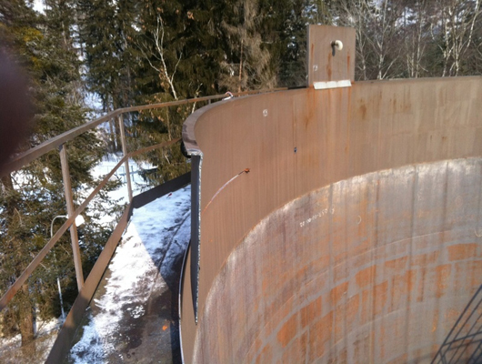 Februar 2012, Schneiden von PCB beschichteter Farbe an Schweröltanks, Rothenbrunnen (GR)